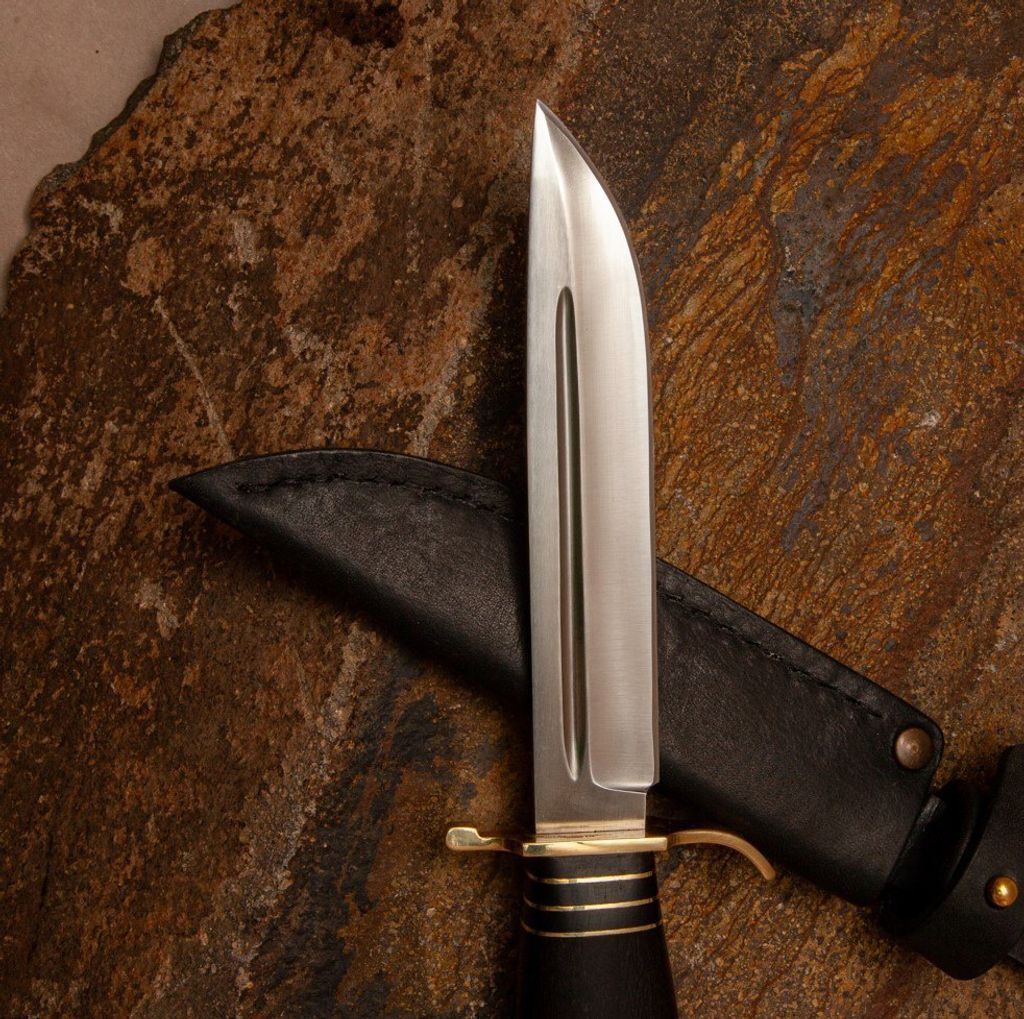 Cuchillo finlandés con escudo