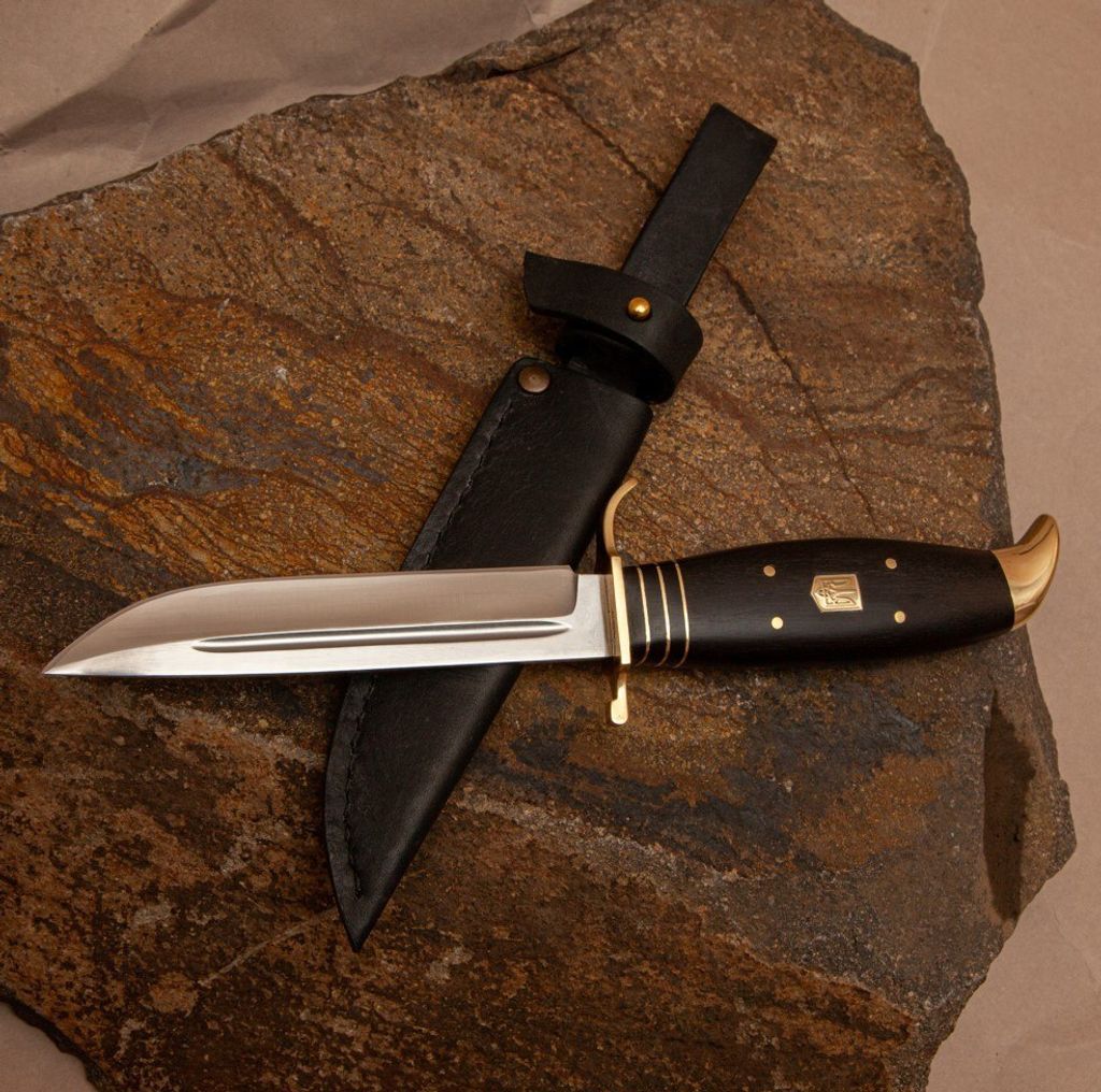 Cuchillo finlandés con escudo