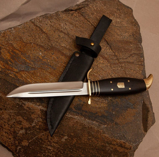 Cuchillo finlandés con escudo