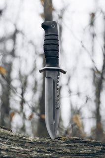 Cuchillo Cyborg con filo serrado
