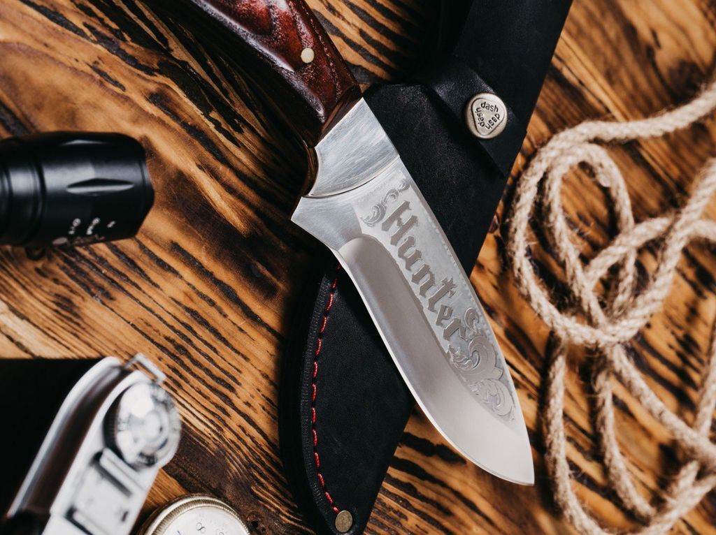 Cuchillo desollador con grabado