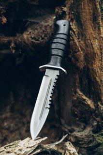 Cuchillo Cyborg con filo serrado