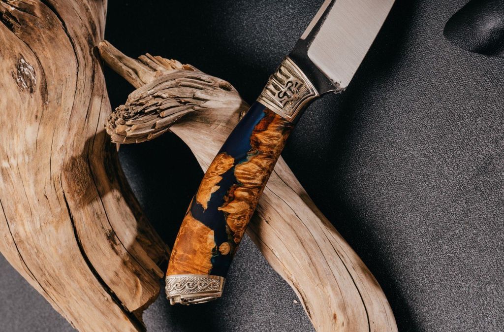 Cuchillo N690 amarillo y azul
