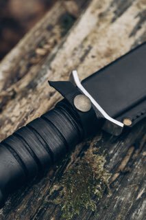 Cuchillo Cyborg con filo serrado
