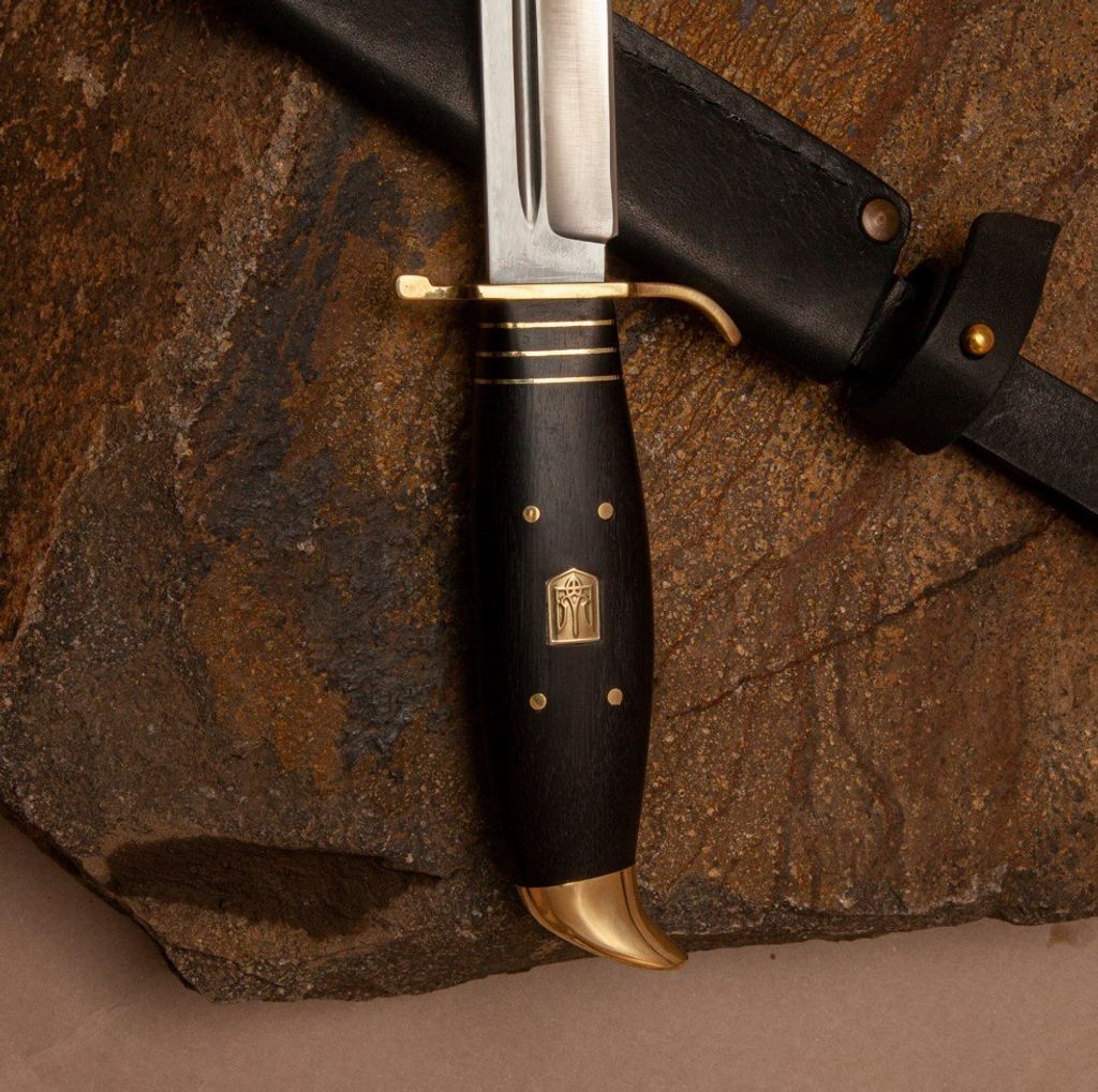 Cuchillo finlandés con escudo