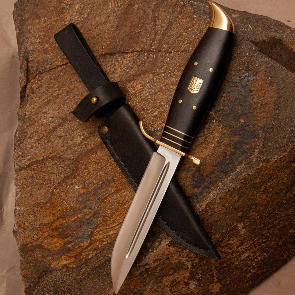 Cuchillo finlandés con escudo