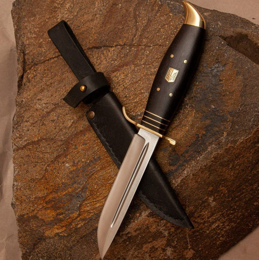Cuchillo finlandés con escudo