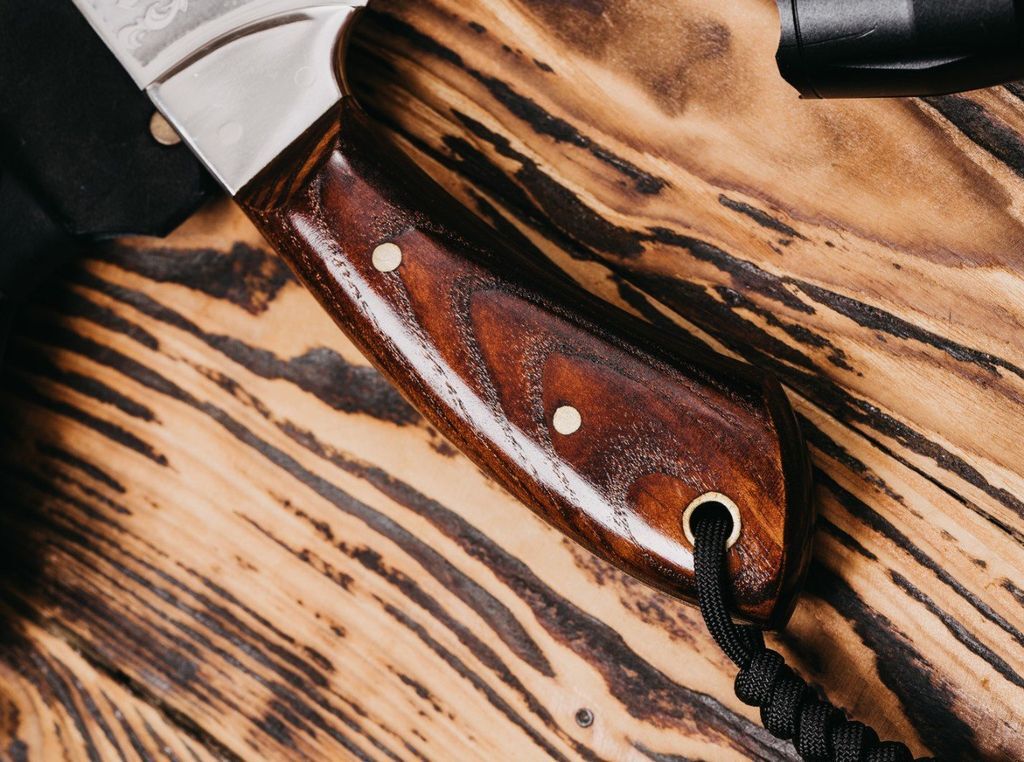 Cuchillo desollador con grabado